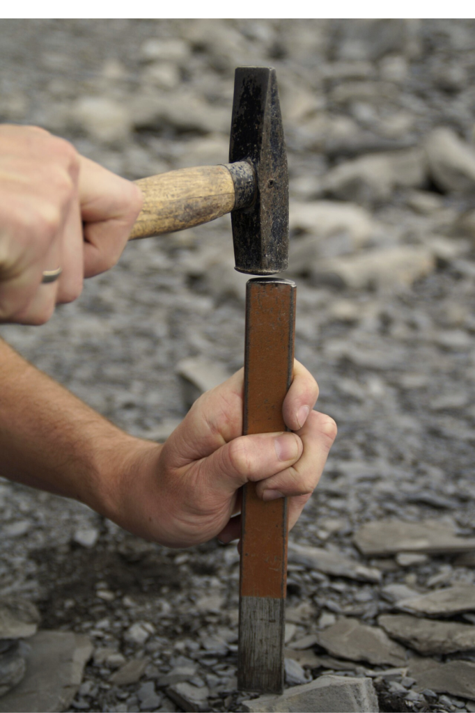 돌출 콘크리트 제거 장면